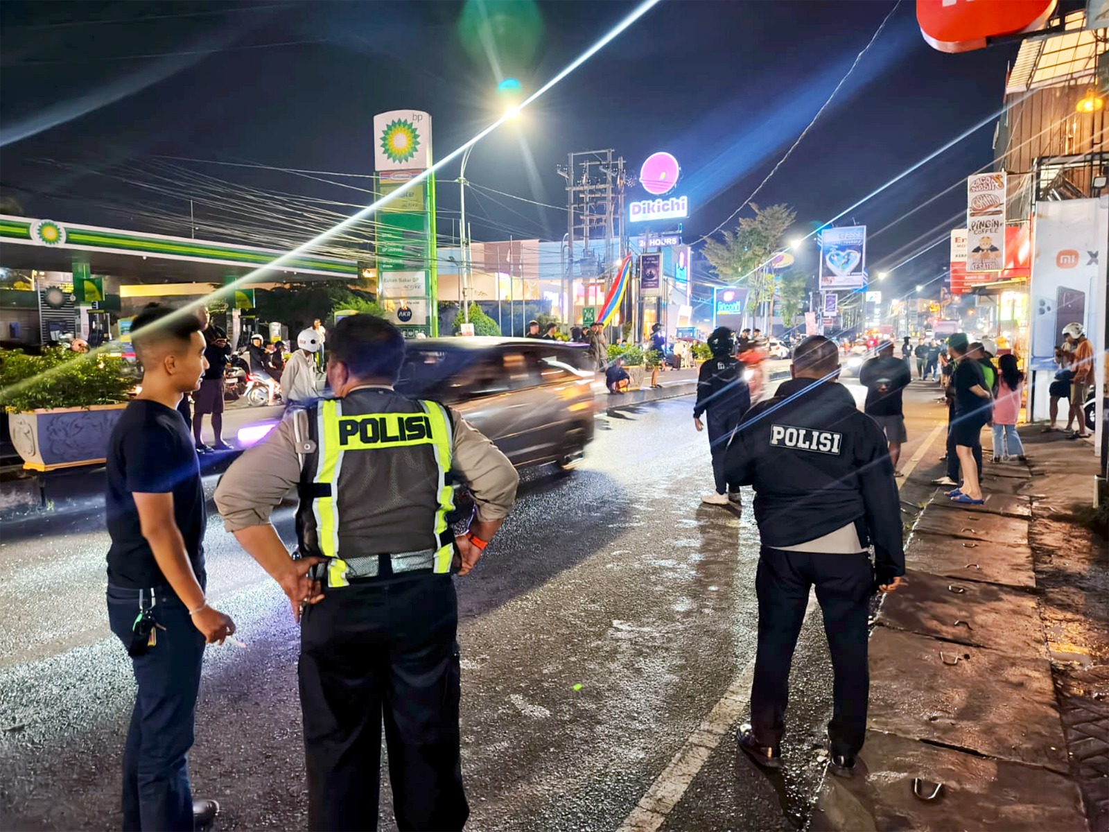 PENERTIBAN: Beberapa personel menghalau aksi balap liar di Jalan Soekarno-Hatta kemarin dini hari (21/2). (Polsek Lowokwaru)