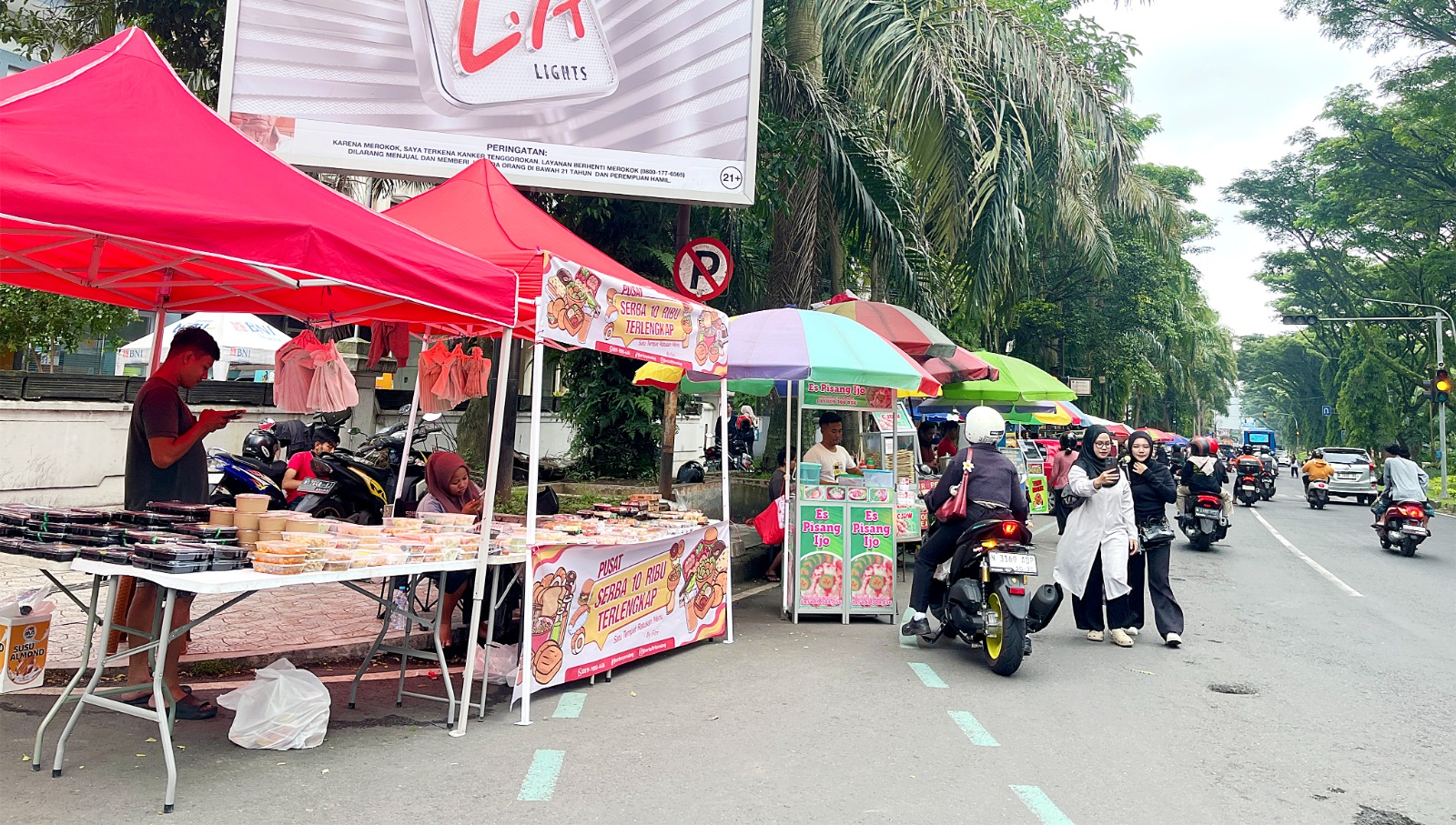 Beberapa lapak pedagang Pasar Takjil berdiri di ruas Jalan Veteran kemarin (21/2). (Nahdiatul Affandiah/Radar Malang)