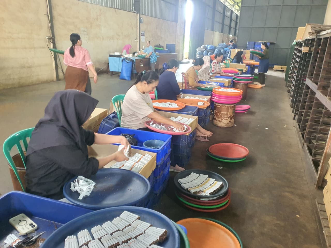 BUTUH DUKUNGAN: Industri hasil tembakau yang ada di masyarakat.