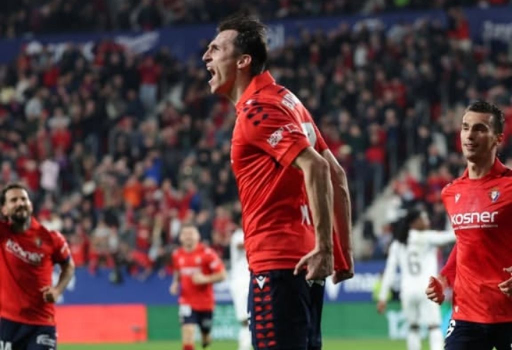 GARANG: Ante Budimir merayakan gol yang dia cetak ke gawang Real Madrid melalui titik putih dini hari tadi (22/2).