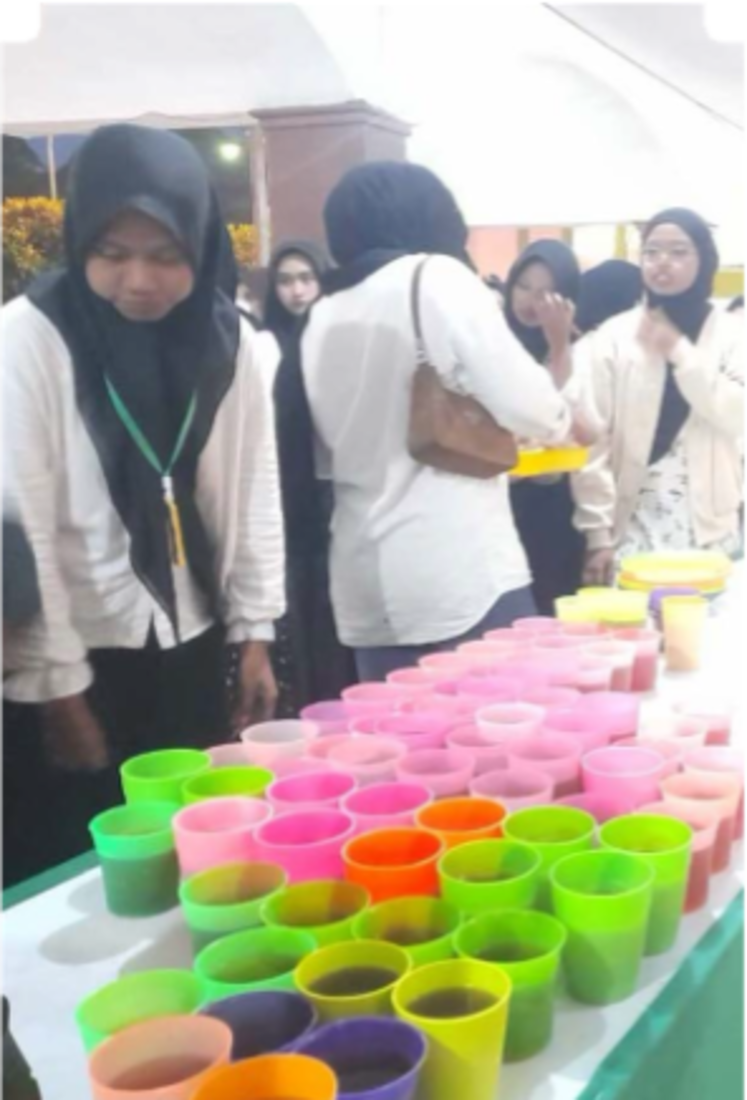 SIAP BERBUKA: Jamaah Masjid Sabilillah mengambil takjil yang sudah disiapkan oleh takmir pada Jumat (20/2). (MA FAUZAN/RADAR MALANG)