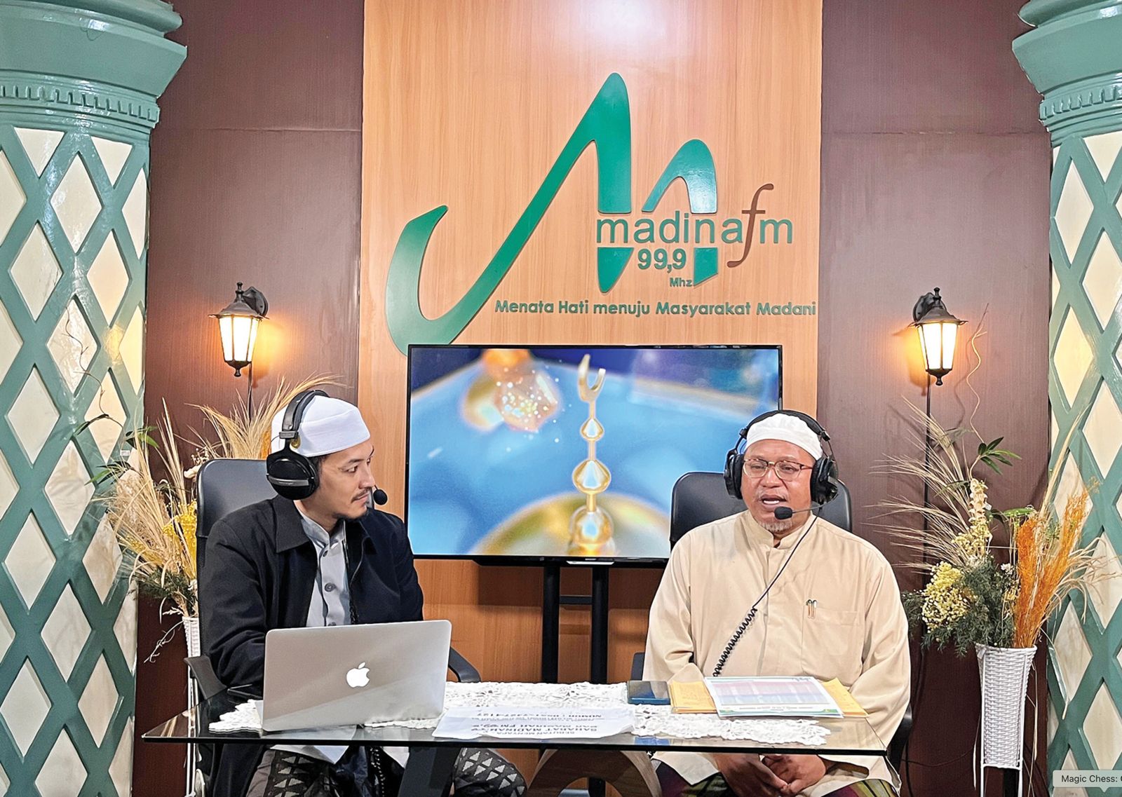RUTIN DIGELAR: Dua pemateri mengisi kuliah Subuh di Masjid Jami&rsquo; yang juga dikemas dengan podcast pada Jumat (20/2) lalu. (NAHDIATUL AFFANDIAH/RADAR MALANG)