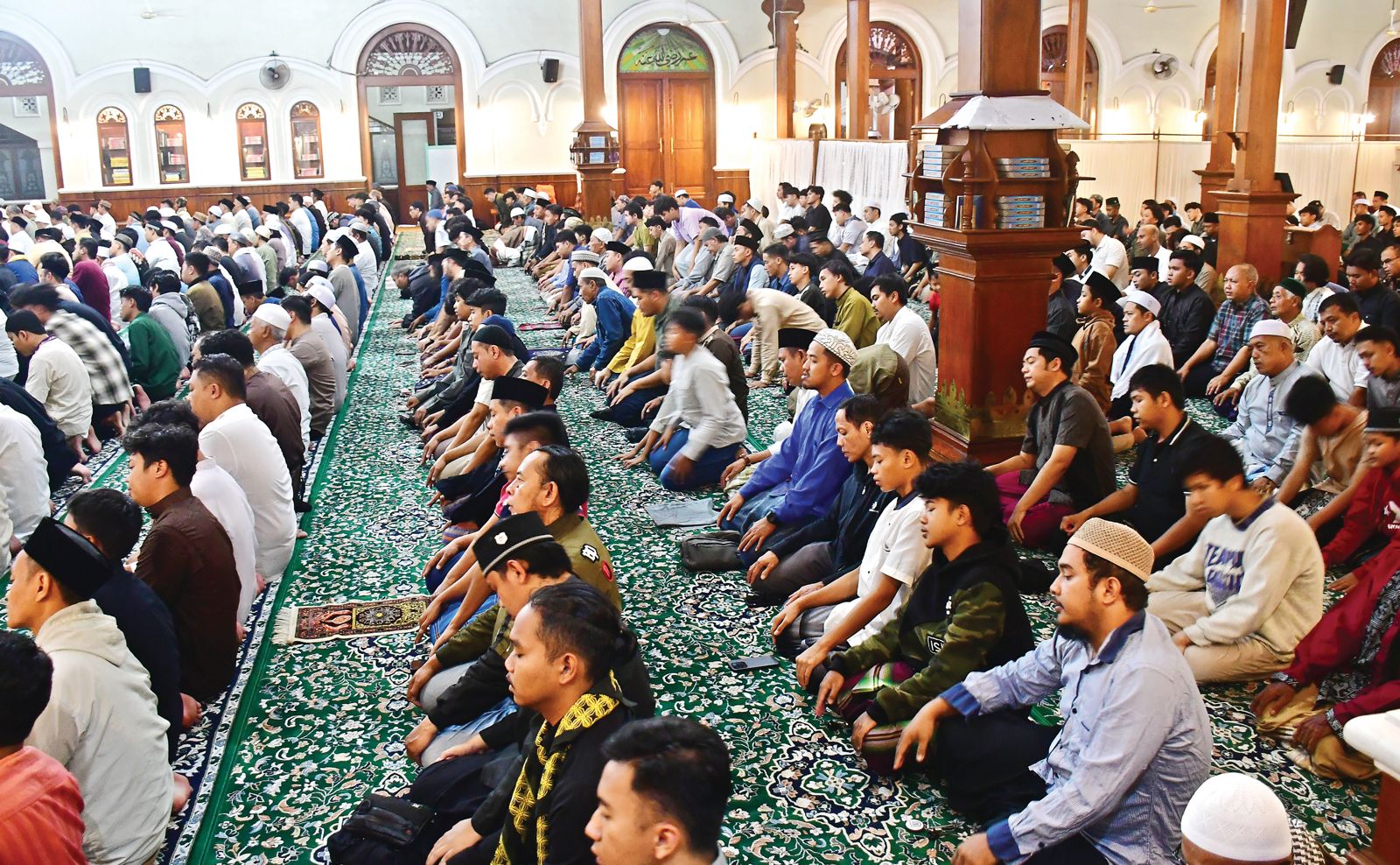 KHUSYUK: Jamaah Masjid Jami&rsquo; melakukan salat tarawih secara berjamaah. Takmir Masjid Jami&rsquo; menyiapkan sejumlah program untuk menyambut Ramadan. (DARMONO/RADAR MALANG)