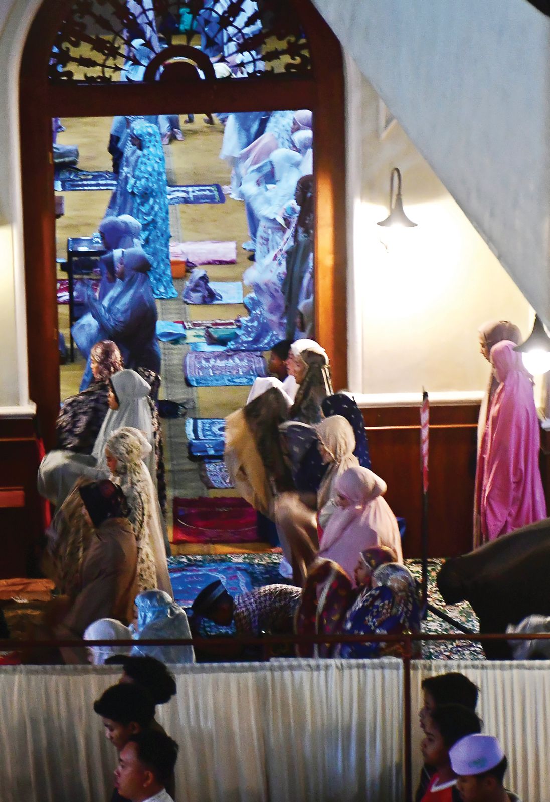 ANTUSIAS: Jamaah perempuan melakukan salat tarawih di Masjid Jami&rsquo; kemarin malam dengan khusyuk. (DARMONO/RADAR MALANG)
