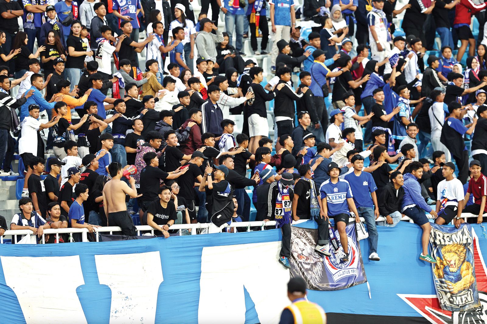 JUMLAH MENINGKAT: Aremania memberikan dukungan kepada Julian Guevara cs dalam laga BRI Super League melawan Semen Padang di Stadion Kanjuruhan. (Darmono/Radar Malang)