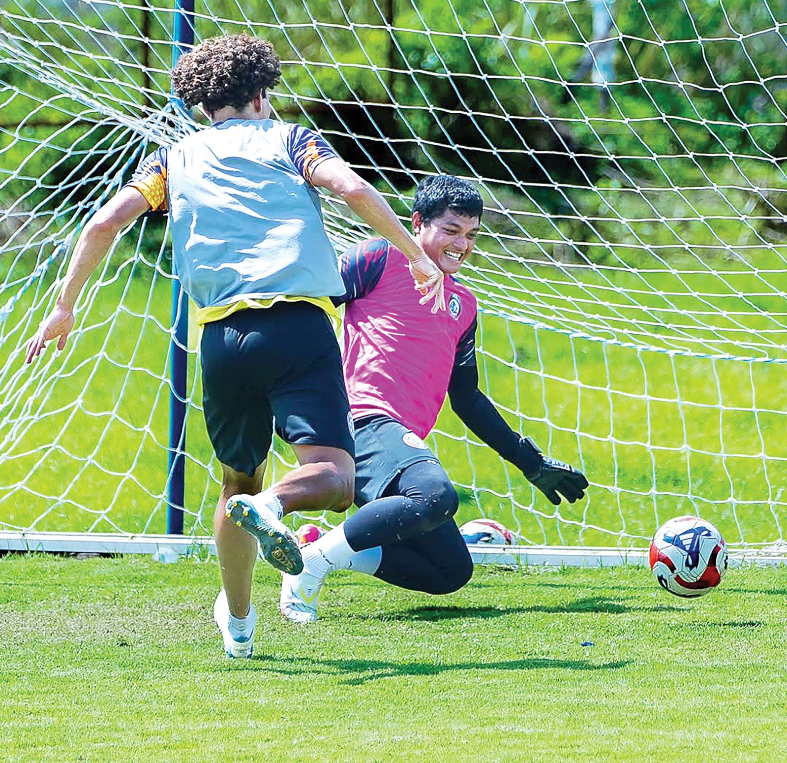 BAKAL UNJUK GIGI: Adi Satryo (kanan) berusaha menghalau bola dalam sesi latihan di Dreams Football Pitch, beberapa waktu lalu. (Darmono / Radar Malang)