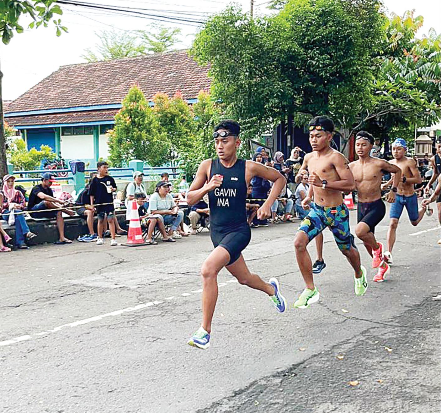 RASAKAN BUAH BERJUANG: Atlet MPI Kabupaten Malang Gavin Alvaro (kiri) mengikuti nomor Biathle Kelompok Usia 17 tahun di Stadion Batoro Katong, Kabupaten Ponorogo, Minggu lalu (15/2). (MPI Kabupaten Ma