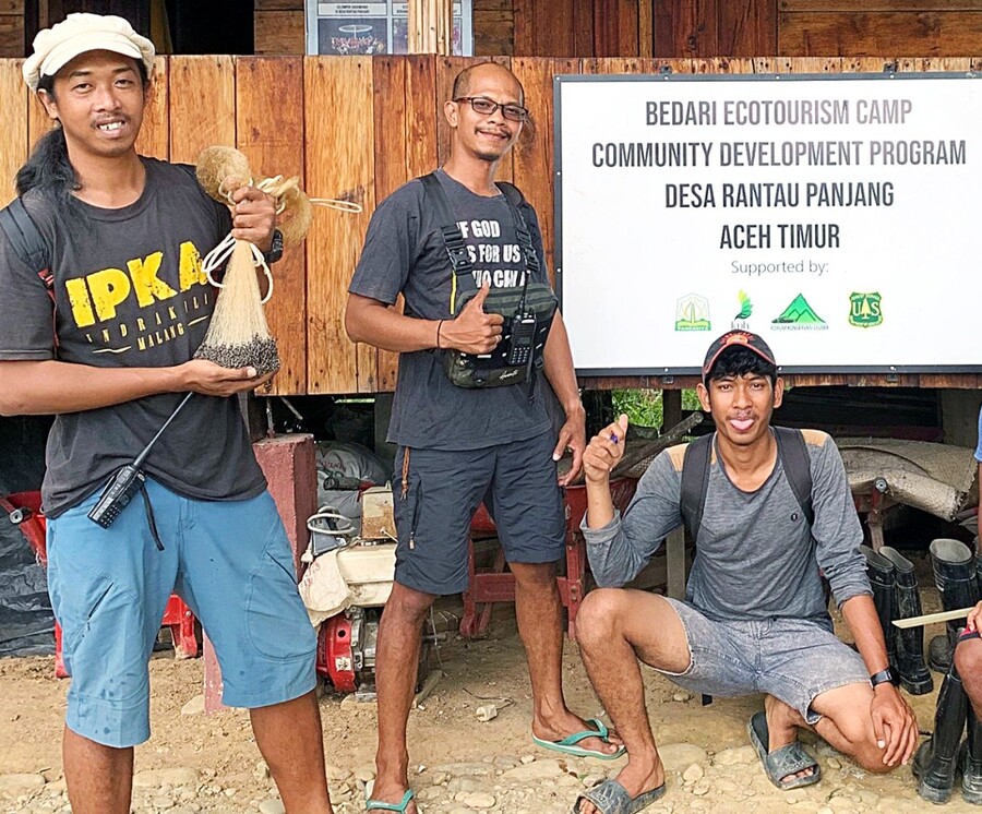 DEMI KORBAN BENCANA: Nehemia Mahardika Brilliant (kiri) bersama relawan lain membantu warga korban bencana di Rantau Panjang, Aceh Timur. FOTO KIRIMAN.  