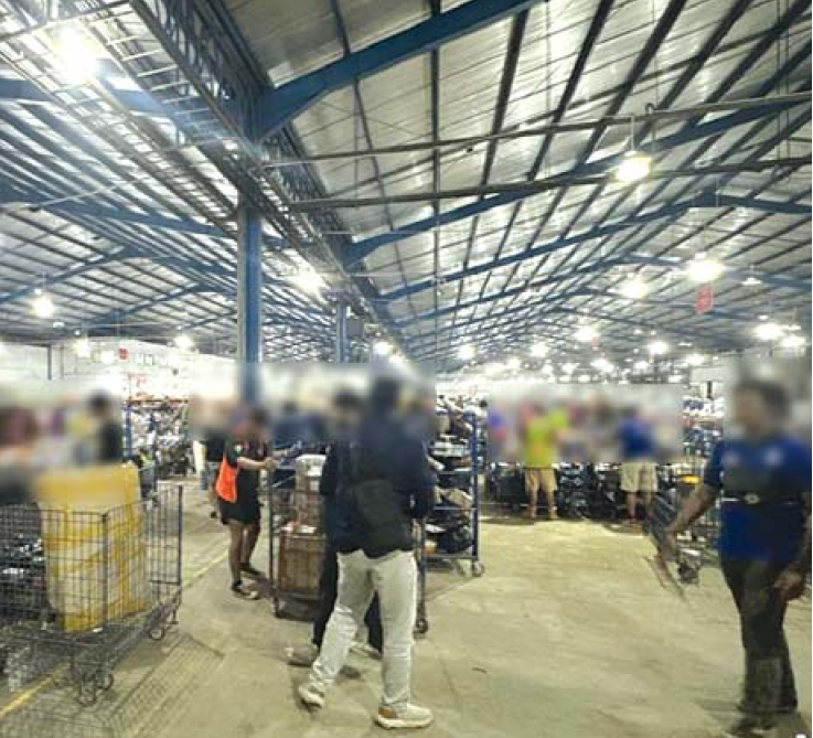 Inspeksi dadakan dilakukan Kantor Pengawasan dan Pelayanan Bea dan Cukai (KPPBC) Tipe Madya Cukai Malang di salah satu gudang ekspedisi di Kecamatan Pakis, beberapa waktu lalu. (Bea Cukai Malang)