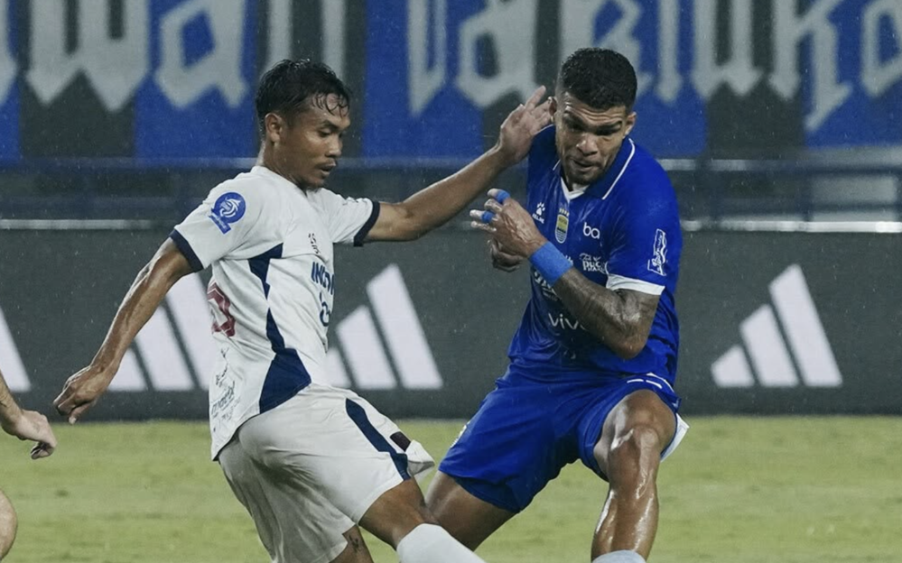 SENGIT: Maung Bandung dan Pendekar CIsadane saling jual beli serangan pada babak pertama. (Instagram @persib)