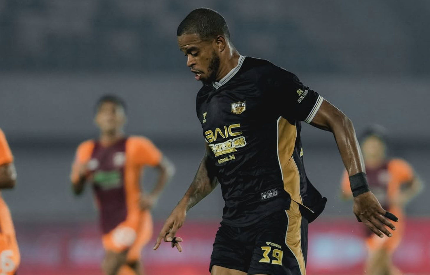 PEMAIN UNGGULAN: Alex Martins mencatatkan brace saat berlaga melawan Pesut Etam kemarin. (Instagram @dewaunitedfc)