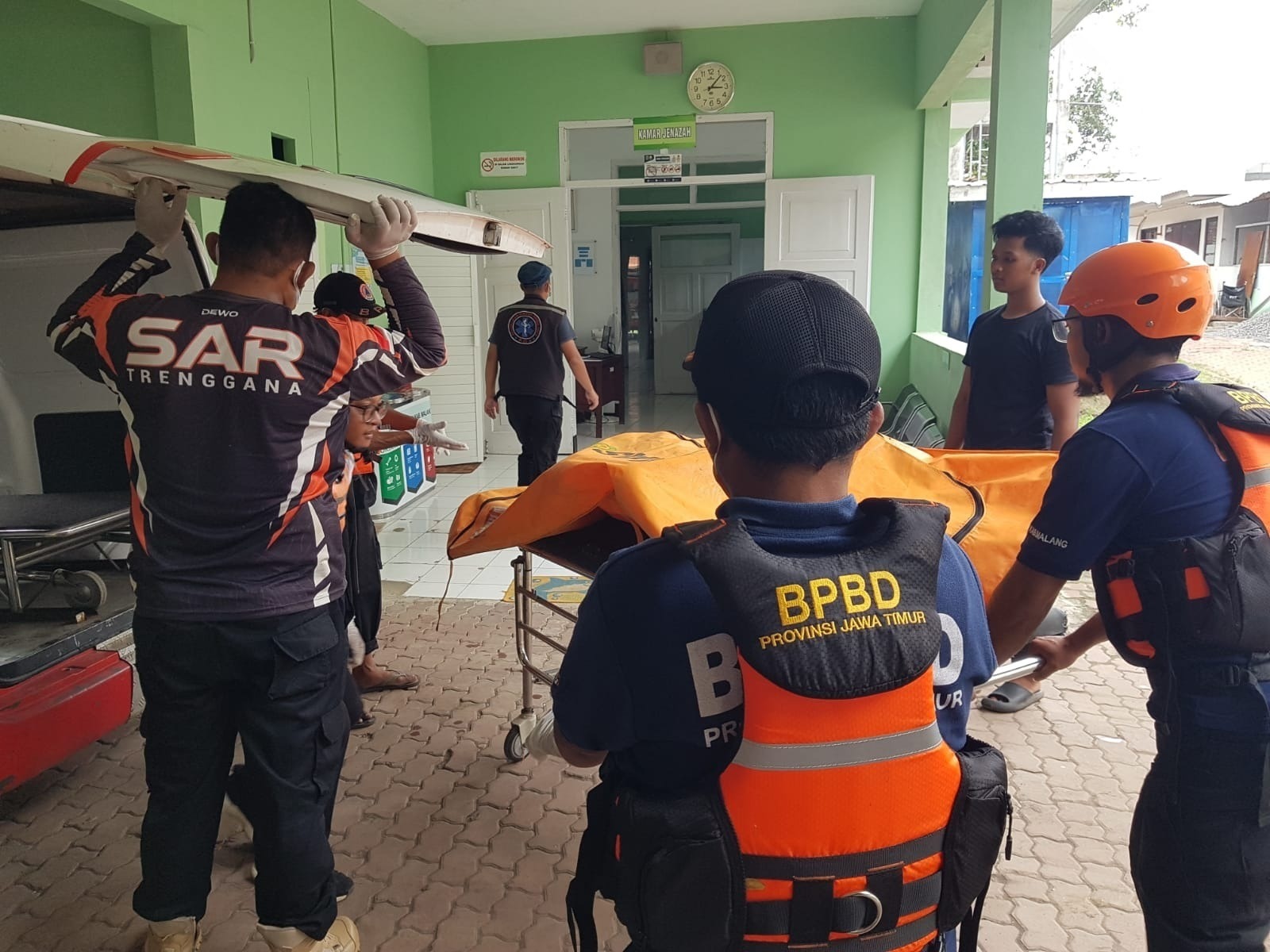 EVAKUASI: Petugas BPBD Kabupaten dan relawan membawa jenazah remaja yang ditemukan di Bendungan Sengguruh, Jumat (20/2) lalu. (BPBD Kabupaten Malang for Radar Kanjuruhan) 