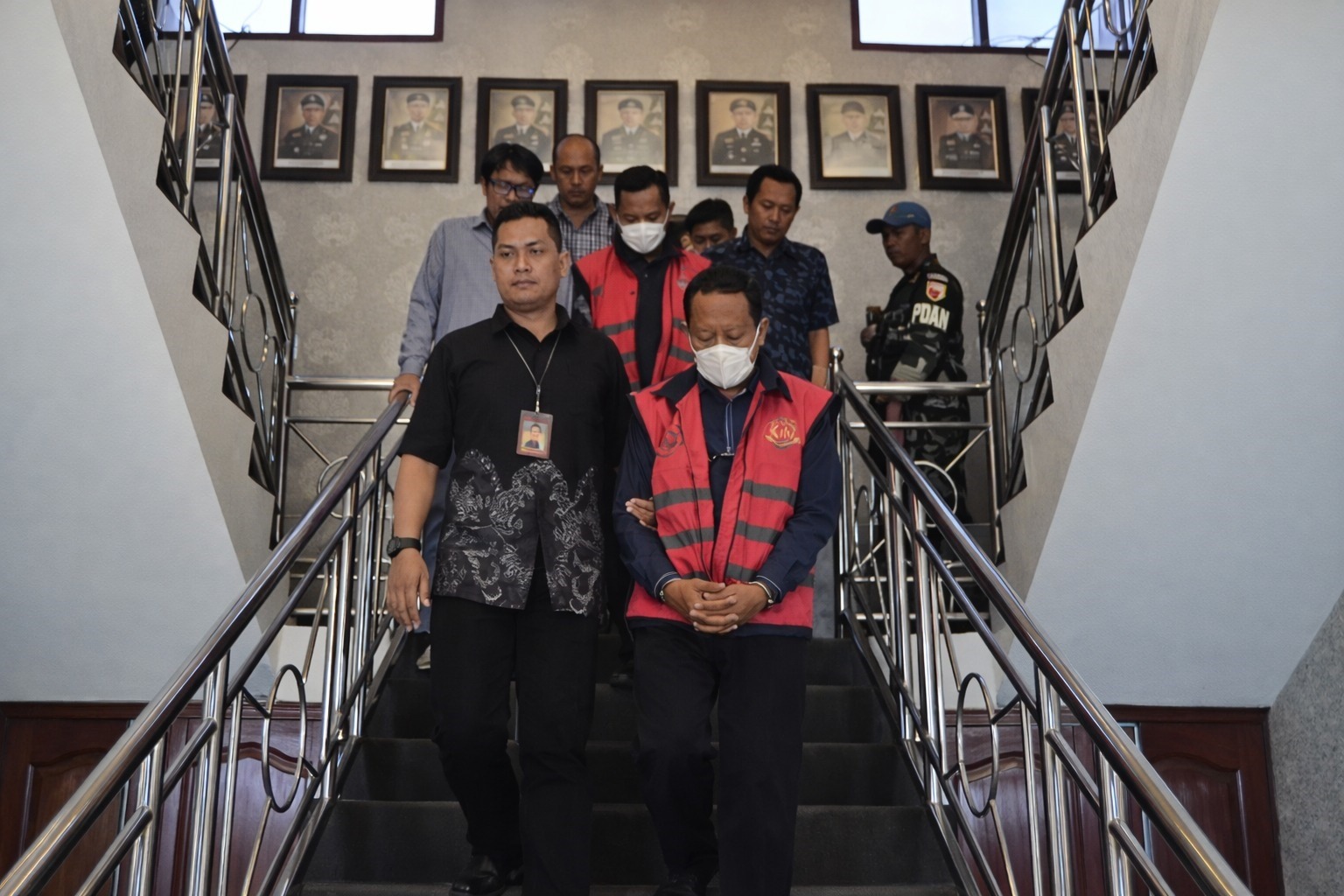 BABAK BARU: Dua tersangka kasus dugaan korupsi dana hibah KONI Kabupaten Malang digiring untuk menjalani pemeriksaan di Kejari Kabupaten Malang, Jumat (20/2). 