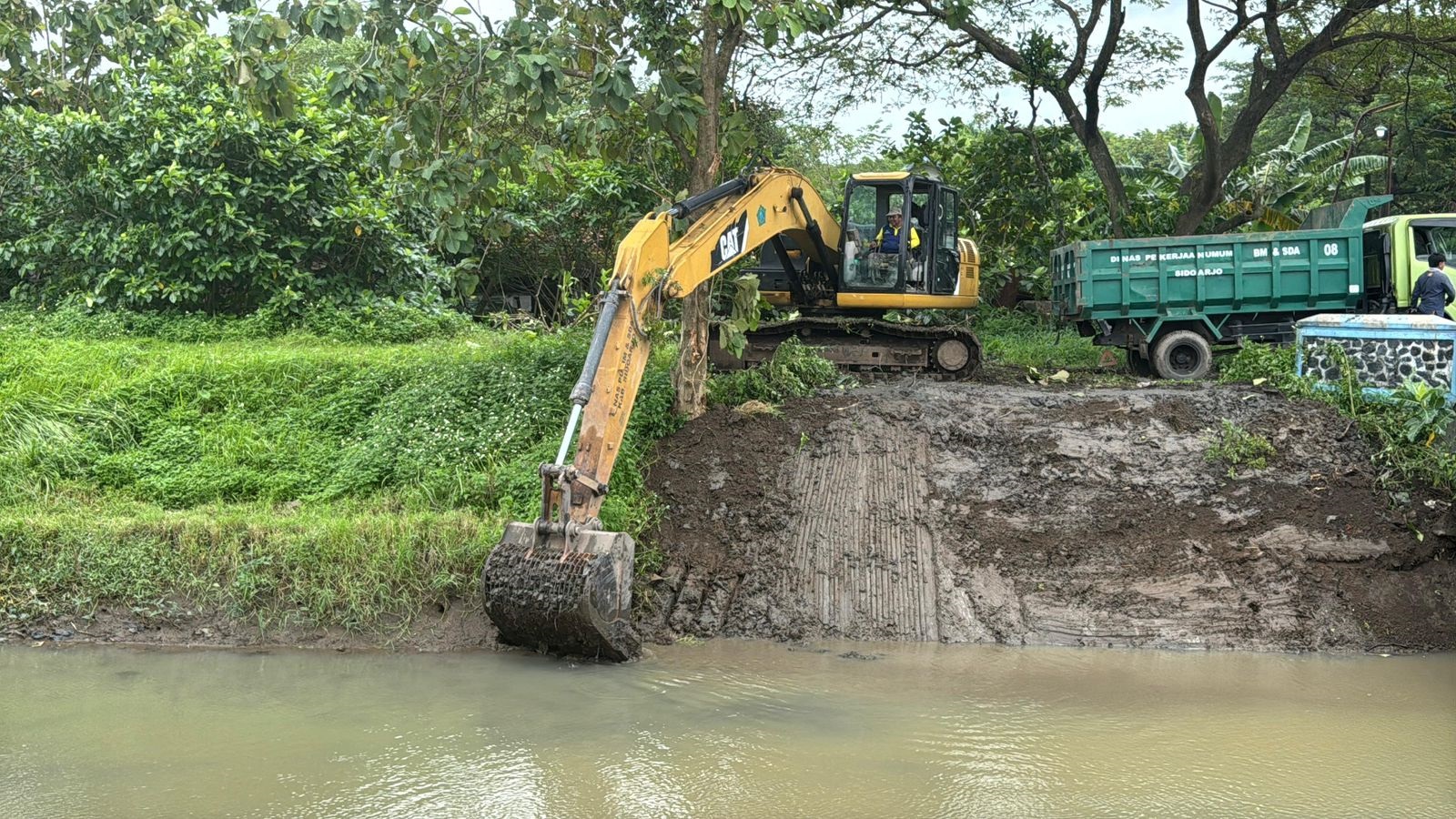 GERAK CEPAT: Petugas DPUBMSDA Sidoarjo mulai melakukan pengerukan sungai untuk mencegah banjir.