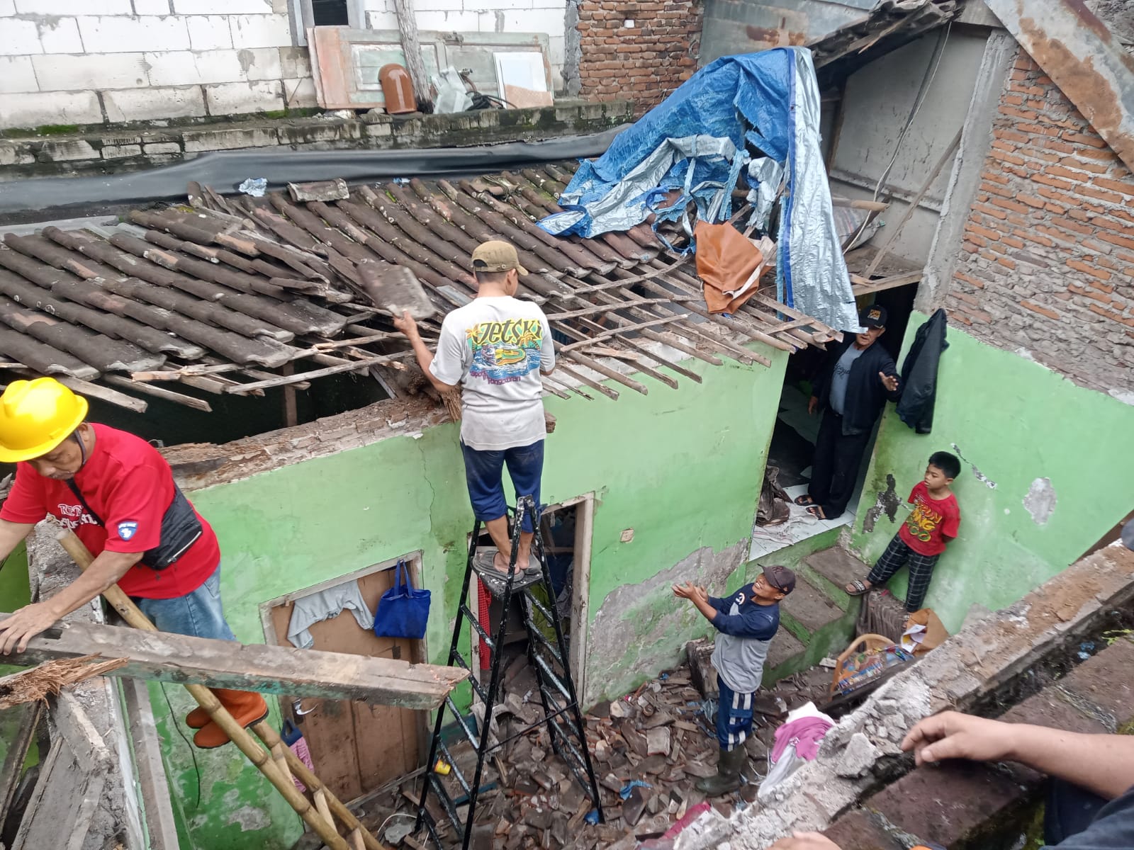 Akibat curah hujan tinggi sebabkan atap rumah warga Mangliawan ambruk. (BPBD Kabupaten Malang)