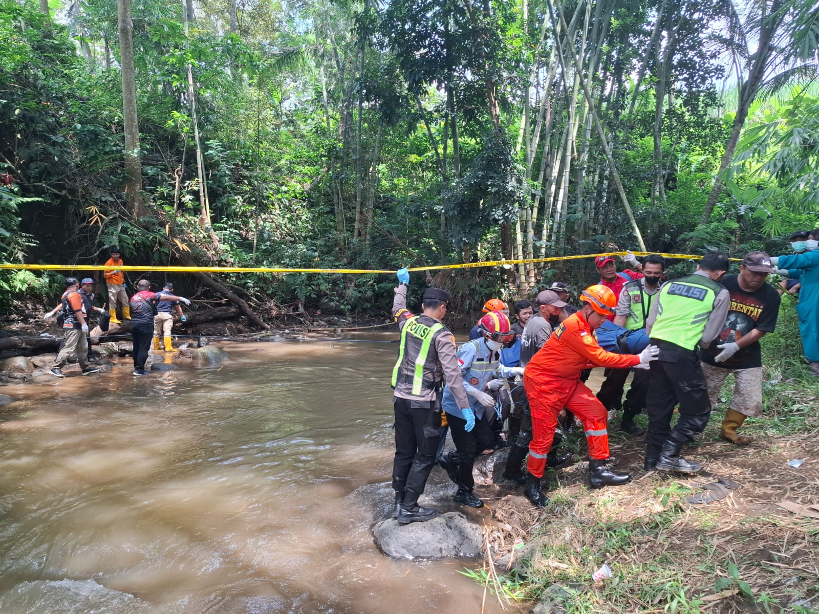 Polisi dibantu relawan mengevakuasi gadis 17 tahun asal Kabupaten Nganjuk di Sungai Kedung Winong, Jabung, Kabupaten Malang, beberapa waktu lalu. (Polsek Jabung)