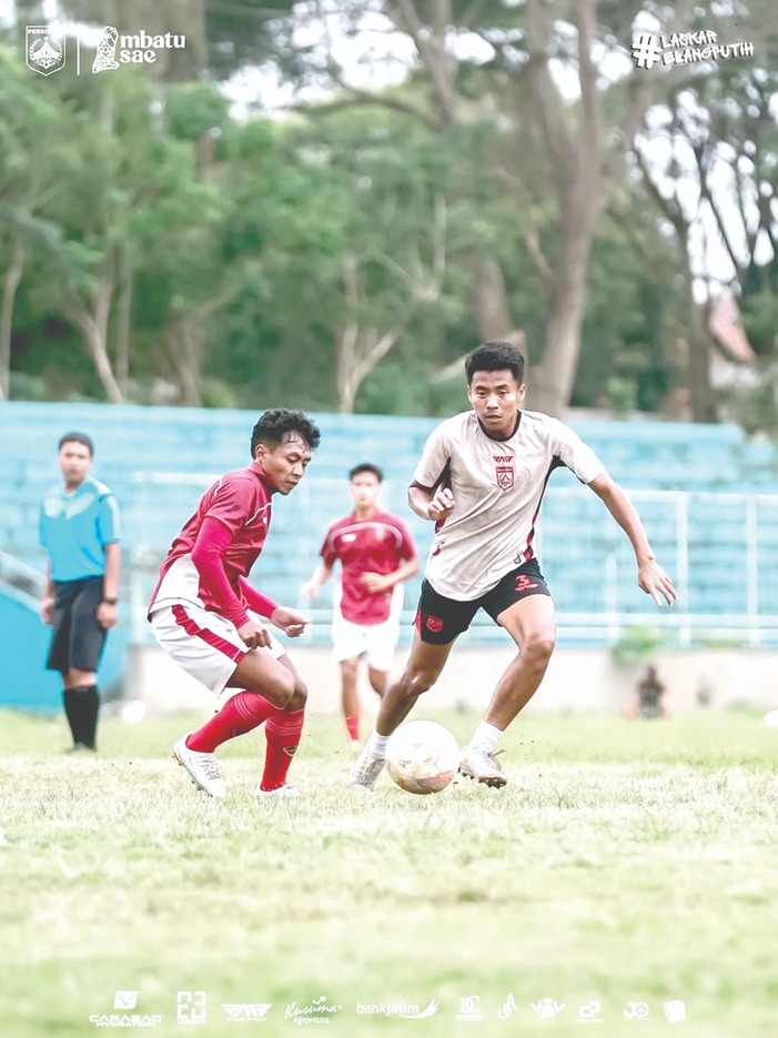 ASAH KEMAMPUAN: Pemain Persikoba Batu (kanan) berusaha menjangkau bola dalam laga uji coba menghadapi Maem FC di Stadion Brantas, Kota Batu, pekan lalu. Foto: Instagram Persikoba.