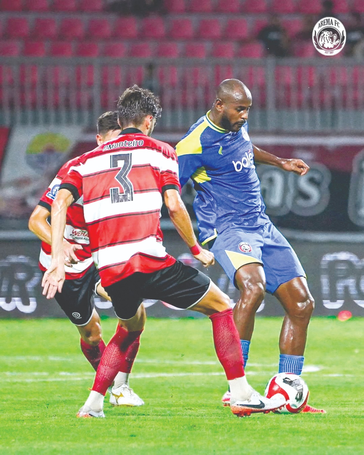 TAJAM: Joel Vinicius (kanan) berusaha melindungi bola dalam laga BRI Super League melawan Madura United, Sabtu lalu (21/2). Foto: MO Arema FC for Radar Malang.