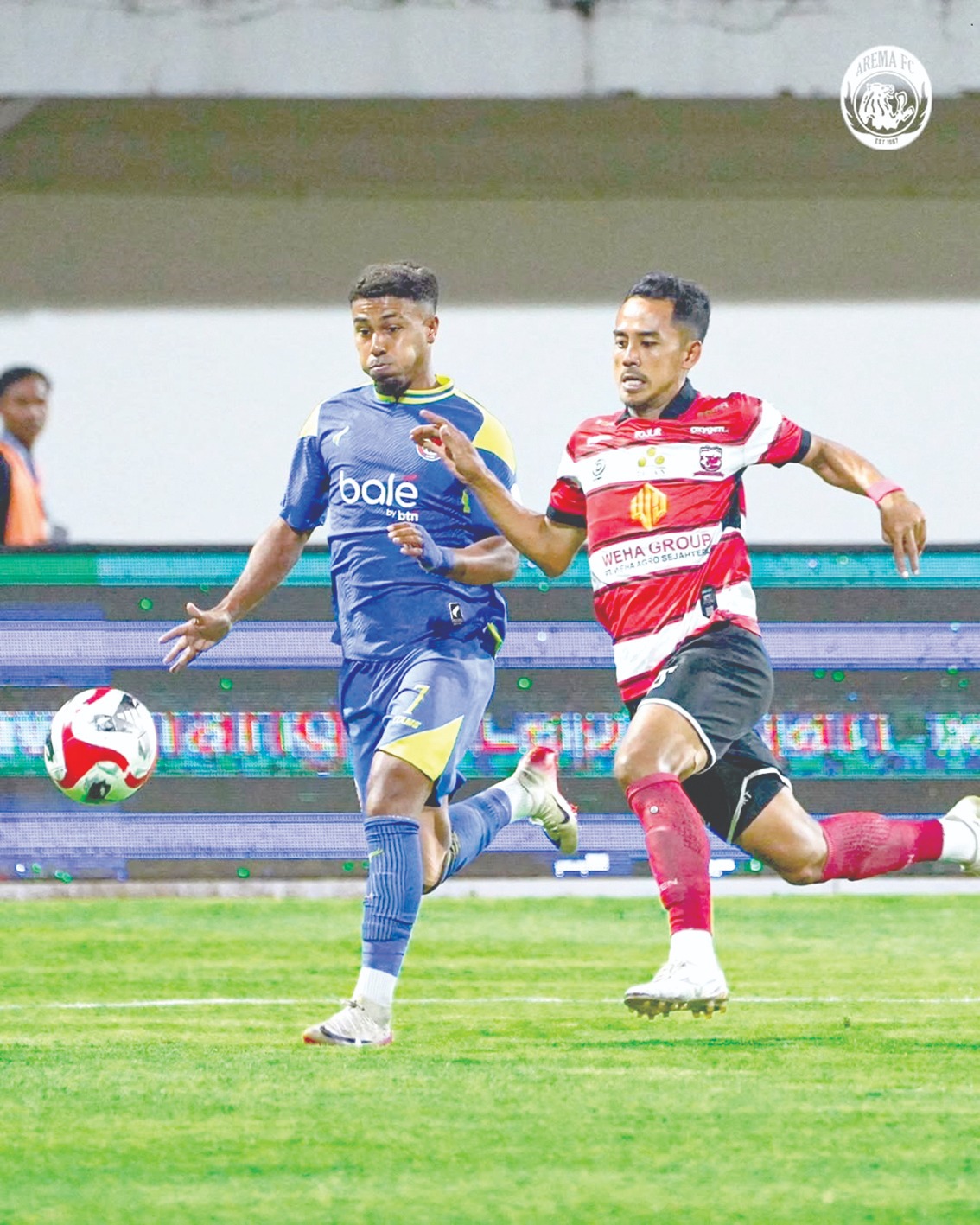 Winger Arema FC Gabriel Silva berusaha melewati Fullback Madura United Taufik Hidayat dalam laga BRI Liga 1 di Stadion Gelora Madura Ratu Pamelingan.  Foto: MO Arema FC for Radar Malang.
