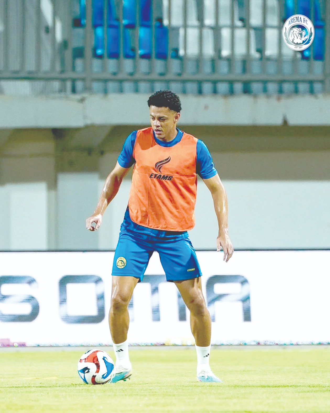 CEPAT TUNE IN: Walisson Maia mengontrol bola dalam sesi pemanasan jelang menghadapi Madura United di Stadion Gelora Madura Ratu Pamelingan, Pamekasan, Sabtu lalu (21/2). MO Arema FC for Radar Malang  