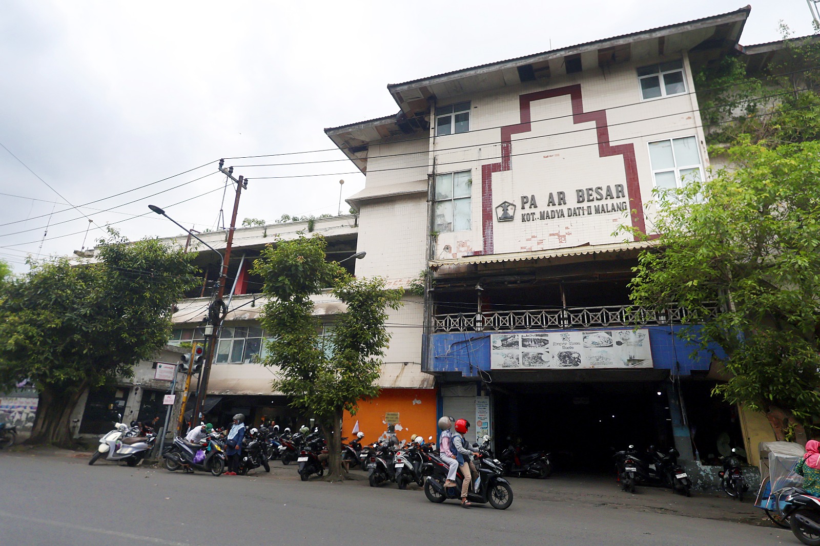 CARI CARA LAIN: Rencana revitalisasi Pasar Besar dipastikan gagal pada 2025 lalu. Pemkot Malang bakal mencari opsi lainnya pada tahun ini. (Darmono / Radar Malang)
