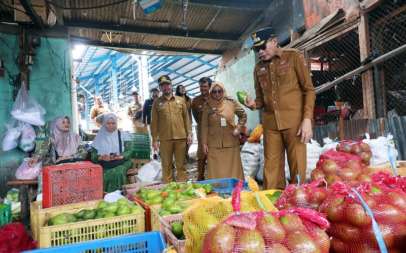 DIKEJAR WAKTU: Wali Kota Malang Wahyu Hidayat (kanan) berkomunikasi dengan pedagang sayur di sela meninjau proyek pembangunan pasar relokasi kemarin (23/2).