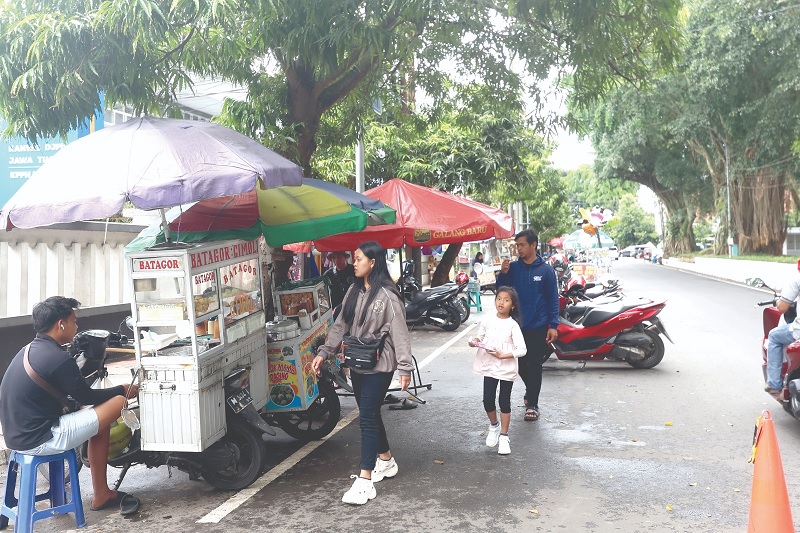 SELEKSI KETAT: Deretan PKL membuka lapak di Jalan Merdeka Selatan kemarin siang. Pemkot menyeleksi pedagang di sana wajib ber-KTP Kota Malang.