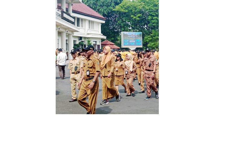 SEGERA CAIR: ASN bergegas menuju ruang kerja setelah menjalani apel pagi di halaman Balai Kota Malang.