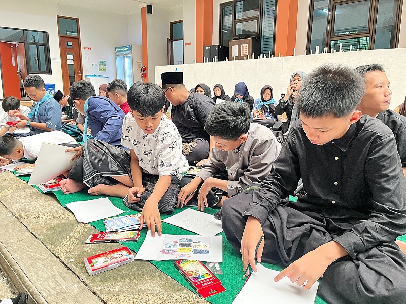 PERDANA: Siswa SRMP 16 Kota Malang menggambar poster dalam kegiatan Pondok Ramadan di halaman asrama kemarin siang.