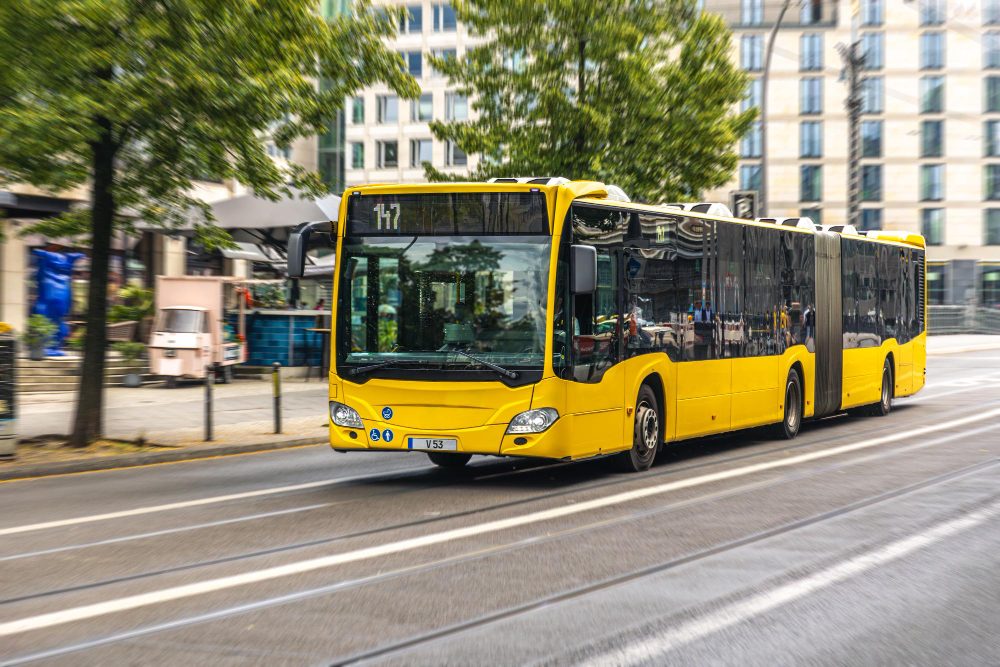 Ilustrasi bus yang menabrak truk karena tidak sempat mengerem. (Freepik),