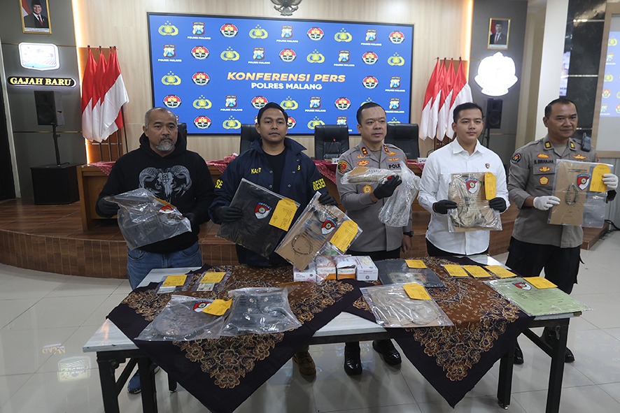 Kapolres Malang AKBP Muhammad Taat Resdi (tengah) beserta jajarannya menunjukkan bukti-bukti dari kasus pembunuhan terhadap remaja asal Nganjuk, kemarin. (Biyan Mudzaky Hanindito)