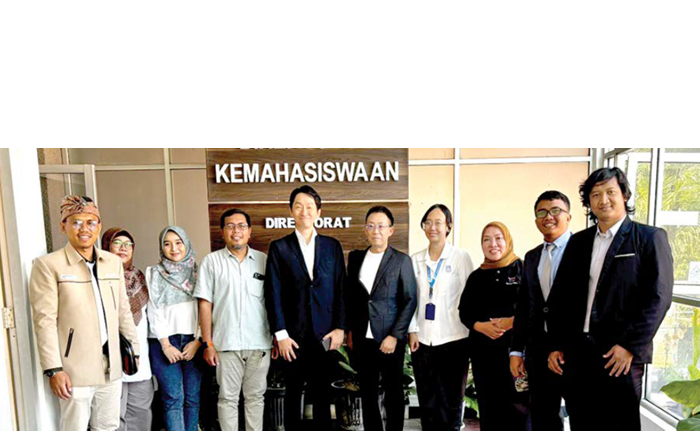 PERKUAT JARINGAN: Founder Luminary Supriyanto (kiri) berfoto bersama dengan Perwakilan kampus ITS dan Perusahaan mitra dari Jepang, beberapa waktu lalu.