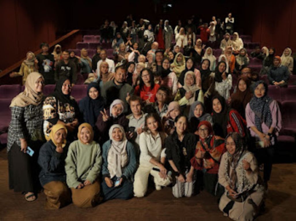 HANGAT: Kota Malang menjadi kota terakhir perjalanan emosional rangkaian roadshow spesial film Titip Bunda di Surga-Mu. Setelah menempuh perjalanan panjang yang menguras air mata.