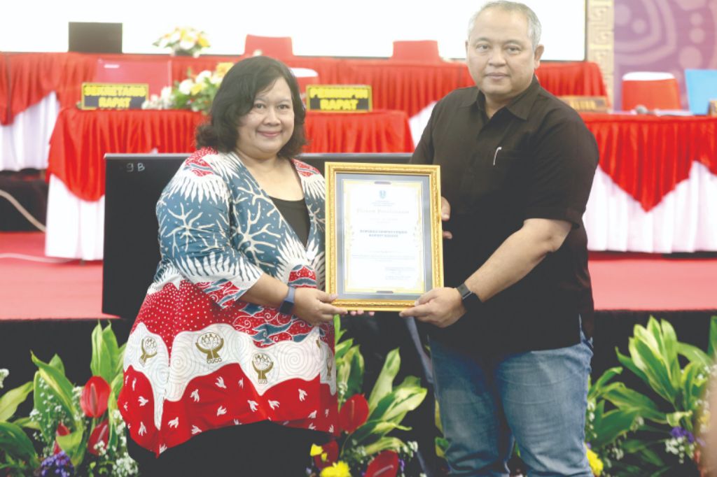 APRESIASI: Ketua Kopdit Kosayu Herningtyas Nurwulansari mendapat piagam penghargaan dari perwakilan Dinas Koperasi dan UMKM Provinsi Jatim.