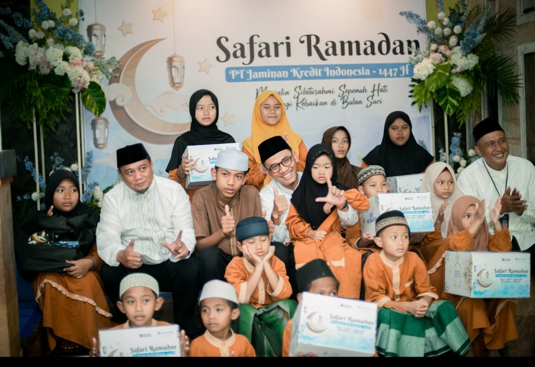 PEDULI: PT Jamkrindo memberikan santukan kepada anak yatim di Panti Asuhan Mawadan Warahmah Kota Malang, Selasa (24/2).