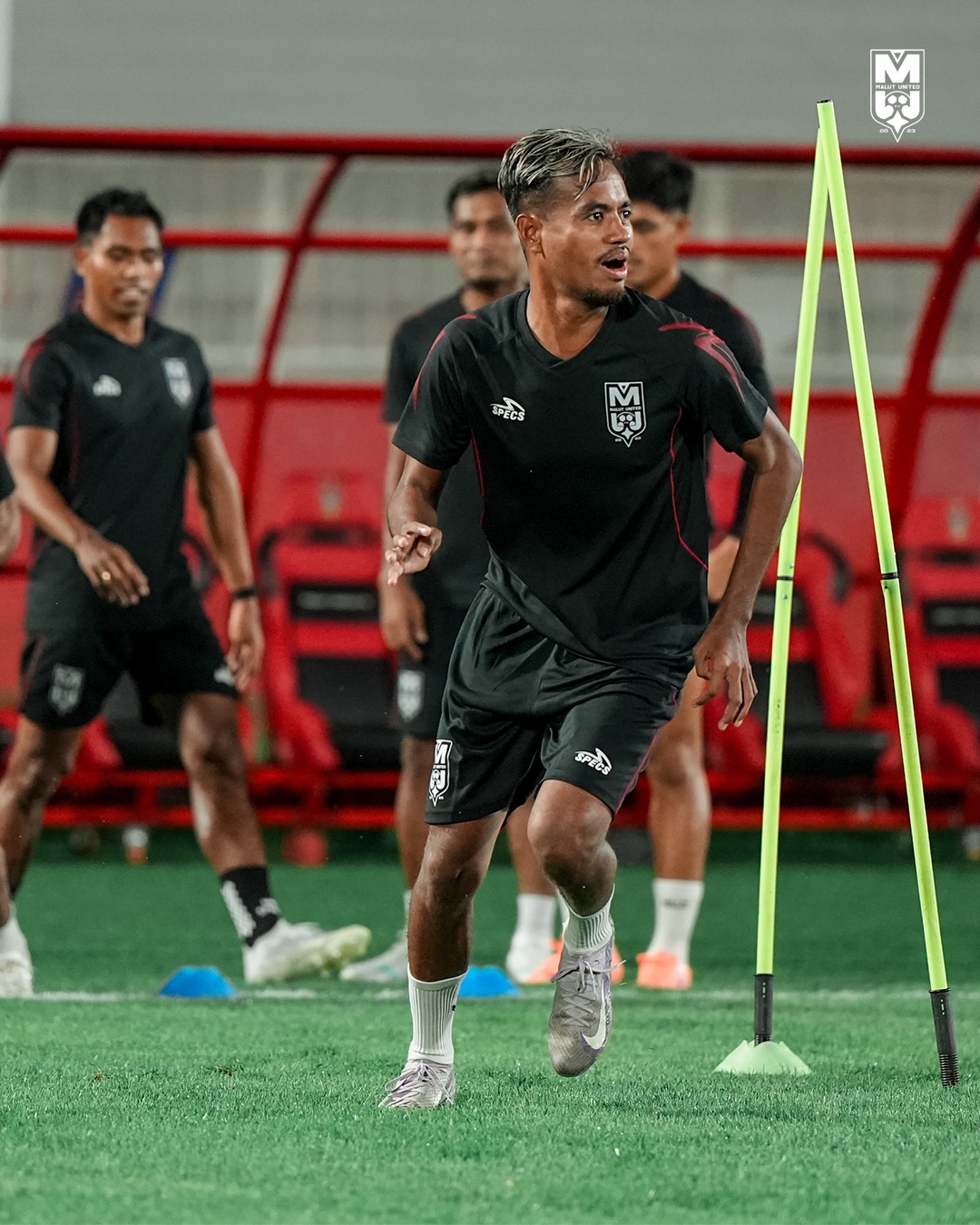 SIAP MENTAL DAN FISIK: Para pemain Malut United menjalani serangkaian latihan guna menghadapi sang Macan Kemayoran. (Instagram @malutunitedfc)