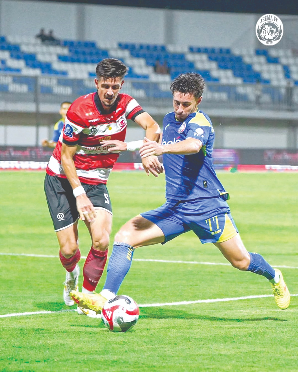 TREN POSITIF: Gustavo Franca (kanan) berusaha melindungi bola dalam laga BRI Super League di Stadion Gelora Madura Ratu Pamelingan, Pamekasan, 21 Februari lalu.