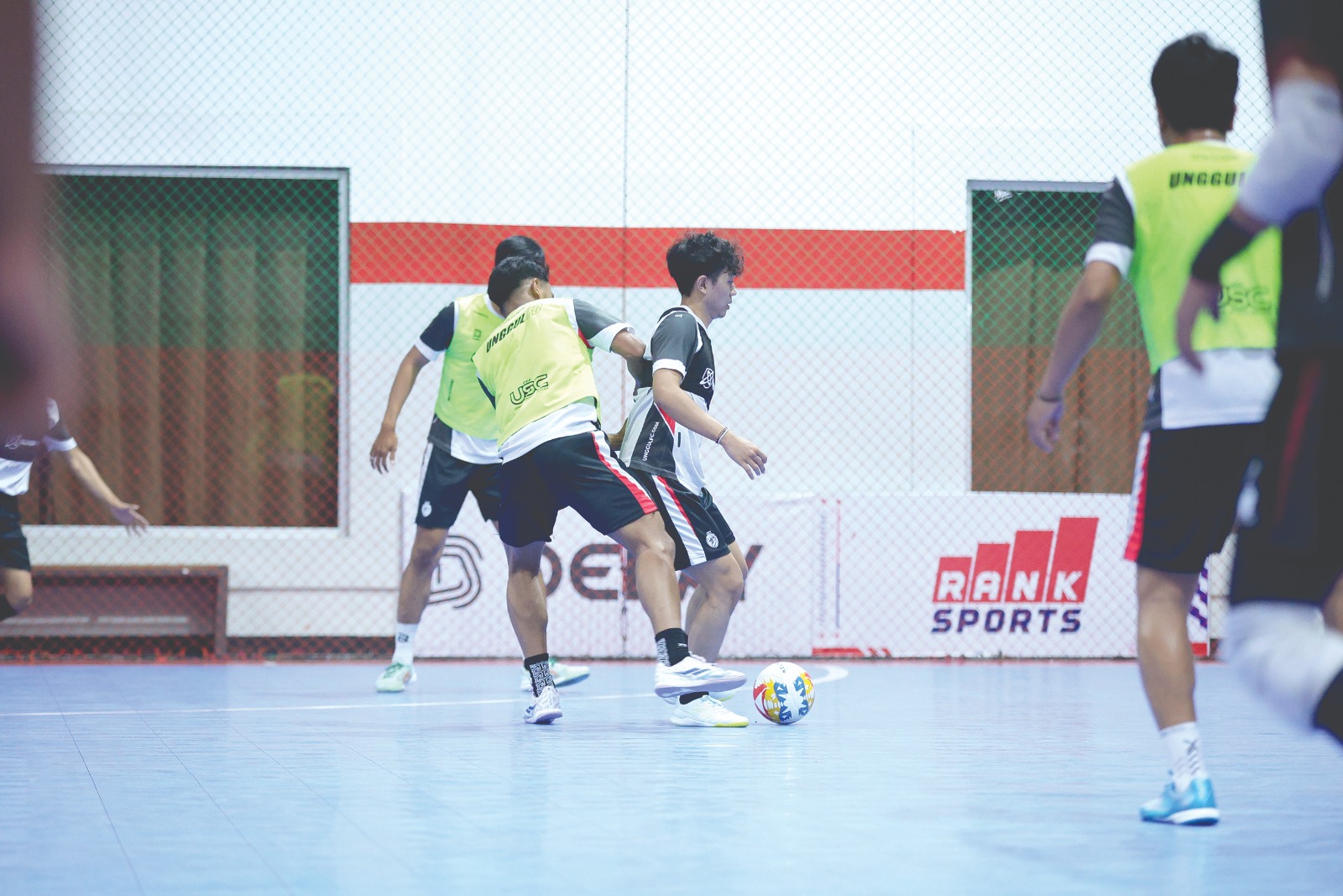 KEMBALI LATIHAN: Para pemain Unggul FC Malang mulai start persiapan menghadapi PFL putaran kedua di Unggul Sports Center, kemarin.
