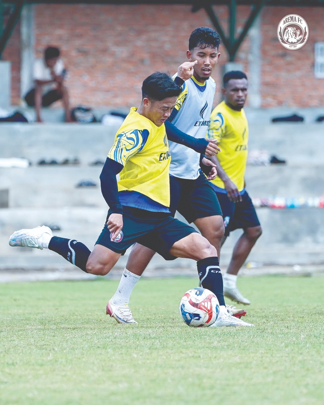 PUNYA VARIASI SERANGAN: Rio Fahmi berusaha melepaskan umpan dalam sesi latihan di Dreams Football Pitch, Pakis, beberapa waktu lalu. 