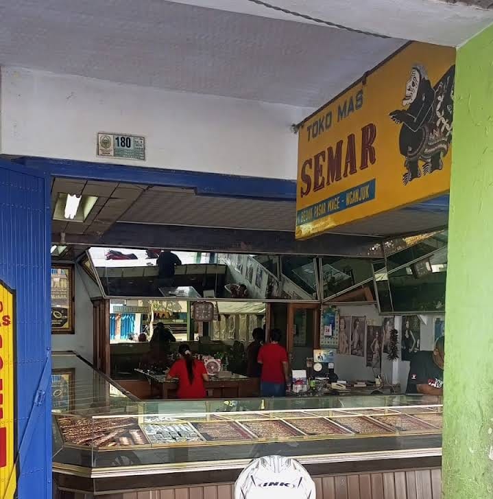 Toko Emas Semar di Nganjuk digeledah Polisi terkait dugaan pencucian uang dari praktik tambang Ilegal di Kalbar. Foto: Toko Emas Semar/Google Maps.