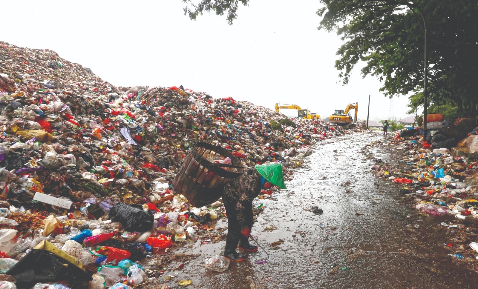 MENGGUNUNG: Pemulung mengambil sampah yang menumpuk di TPA Supit Urang kemarin. Pemkot Malang memprioritaskan sampah di sana diolah menjadi RDF.