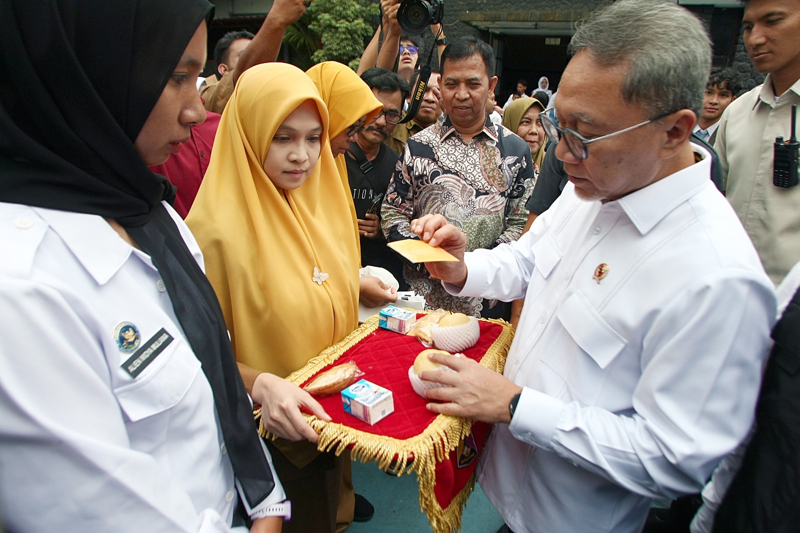 MENINJAU: Menko Bidang Pangan RI Zulkifli Hasan memeriksa susu dan buah untuk program Makan Bergizi Gratis di SMAN 3 Kota Malang kemarin.