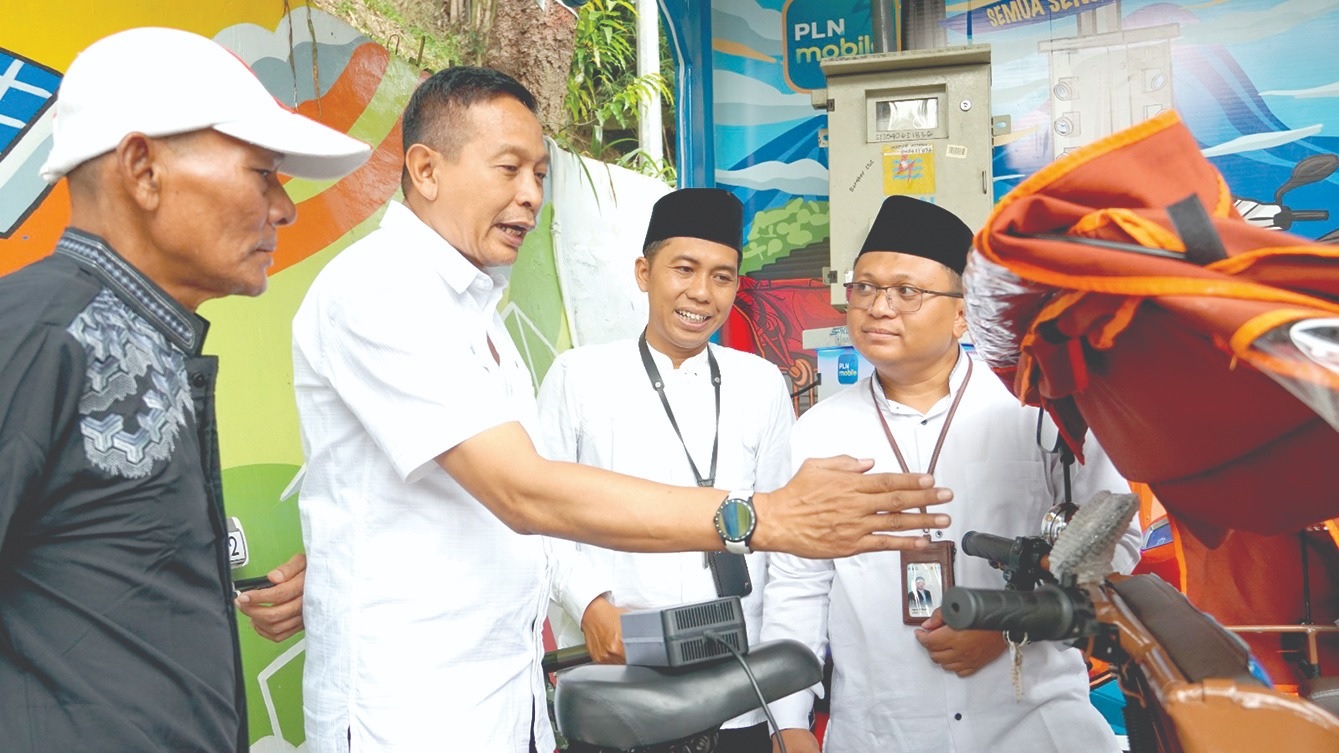 BUTUH PAYUNG HUKUM: Wali Kota Malang Wahyu Hidayat (dua dari kiri) bersama perwakilan PLN meninjau becak listrik di salah satu titik SPLU.
