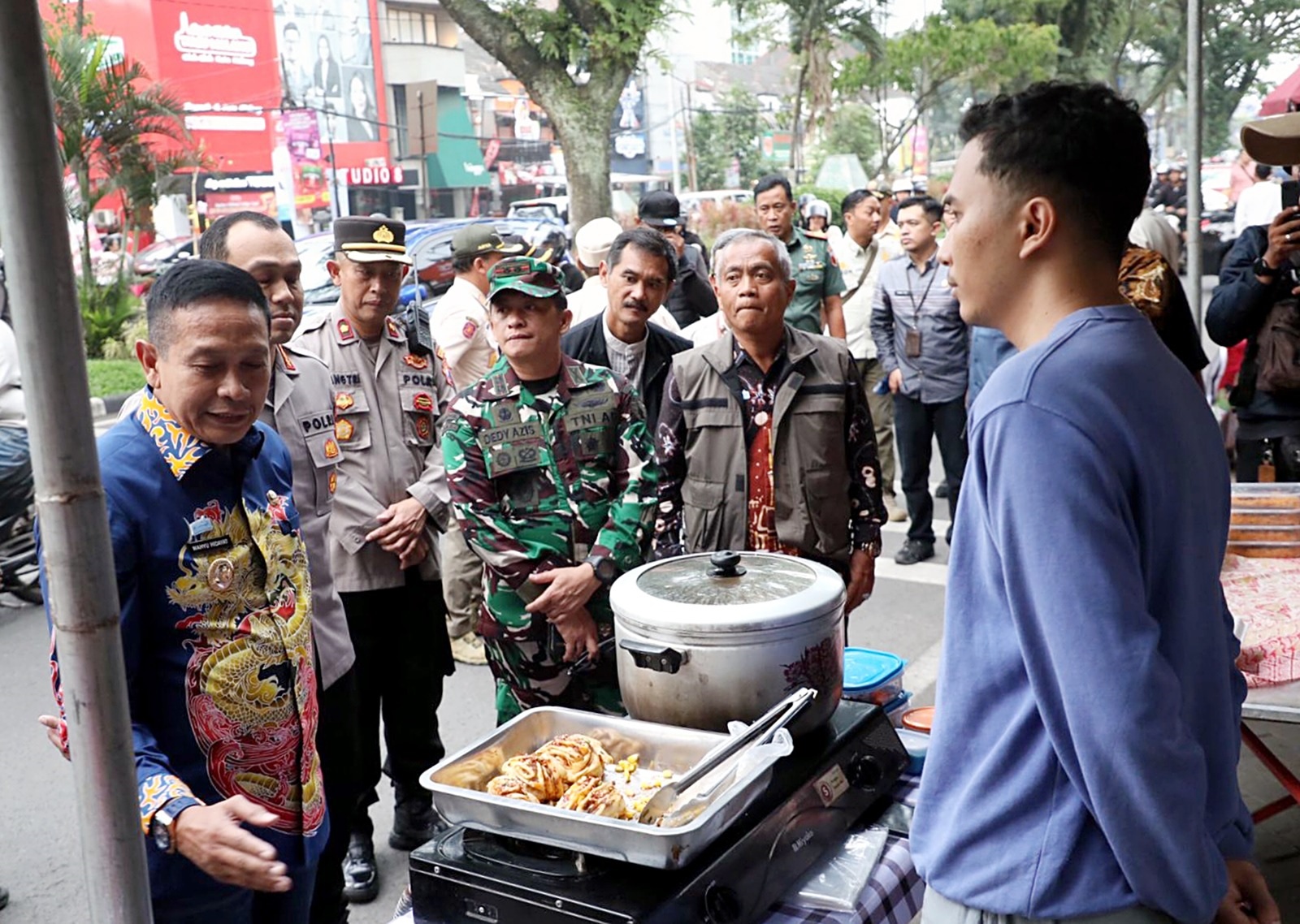 LINDUNGI KONSUMEN: Wali Kota Malang Wahyu Hidayat (kiri) meninjau penjual takjil di Jalan Soekarno- Hatta beberapa waktu lalu.