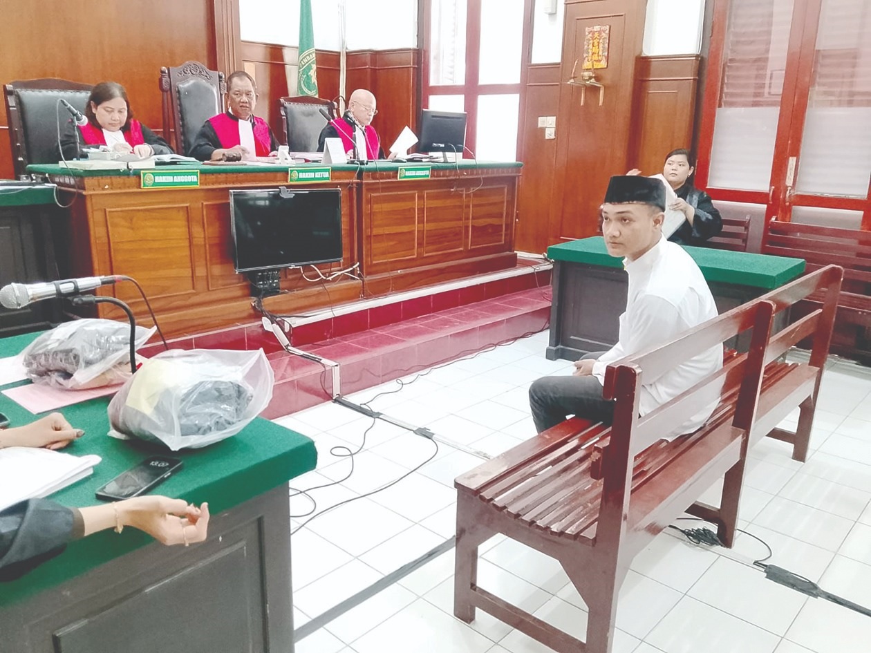 DISIDANG LAGI: Adrian Fathur Rahman didakwa mengedarkan narkoba jenis sabu-sabu dalam sidang di PN Surabaya, Senin (23/2).