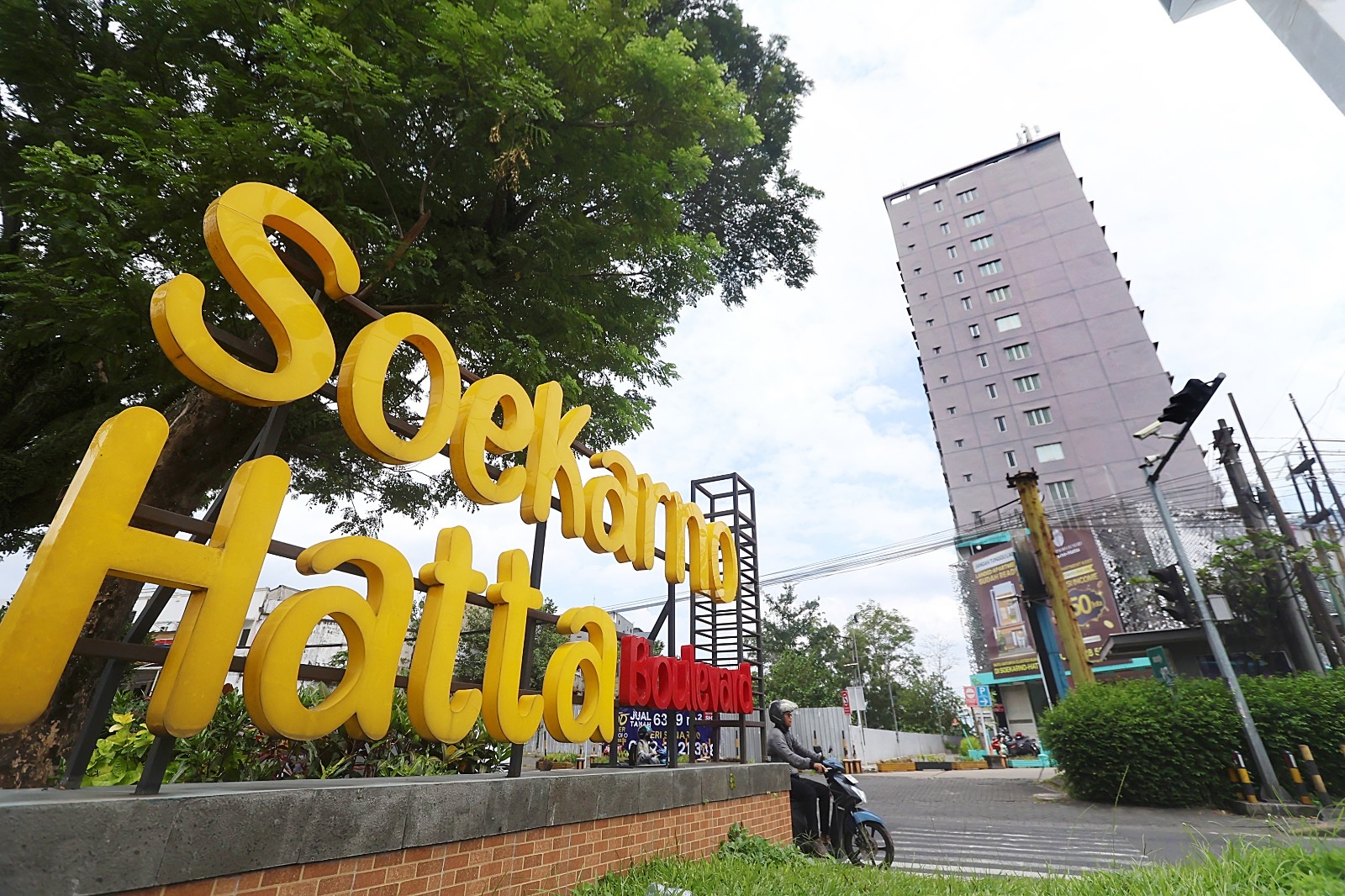 STRATEGIS: Perkantoran, tempat usaha, hingga perguruan tinggi sudah berdiri di Jalan Soekarno- Hatta. Kawasan ini akan ditata menjadi kota masa depan.