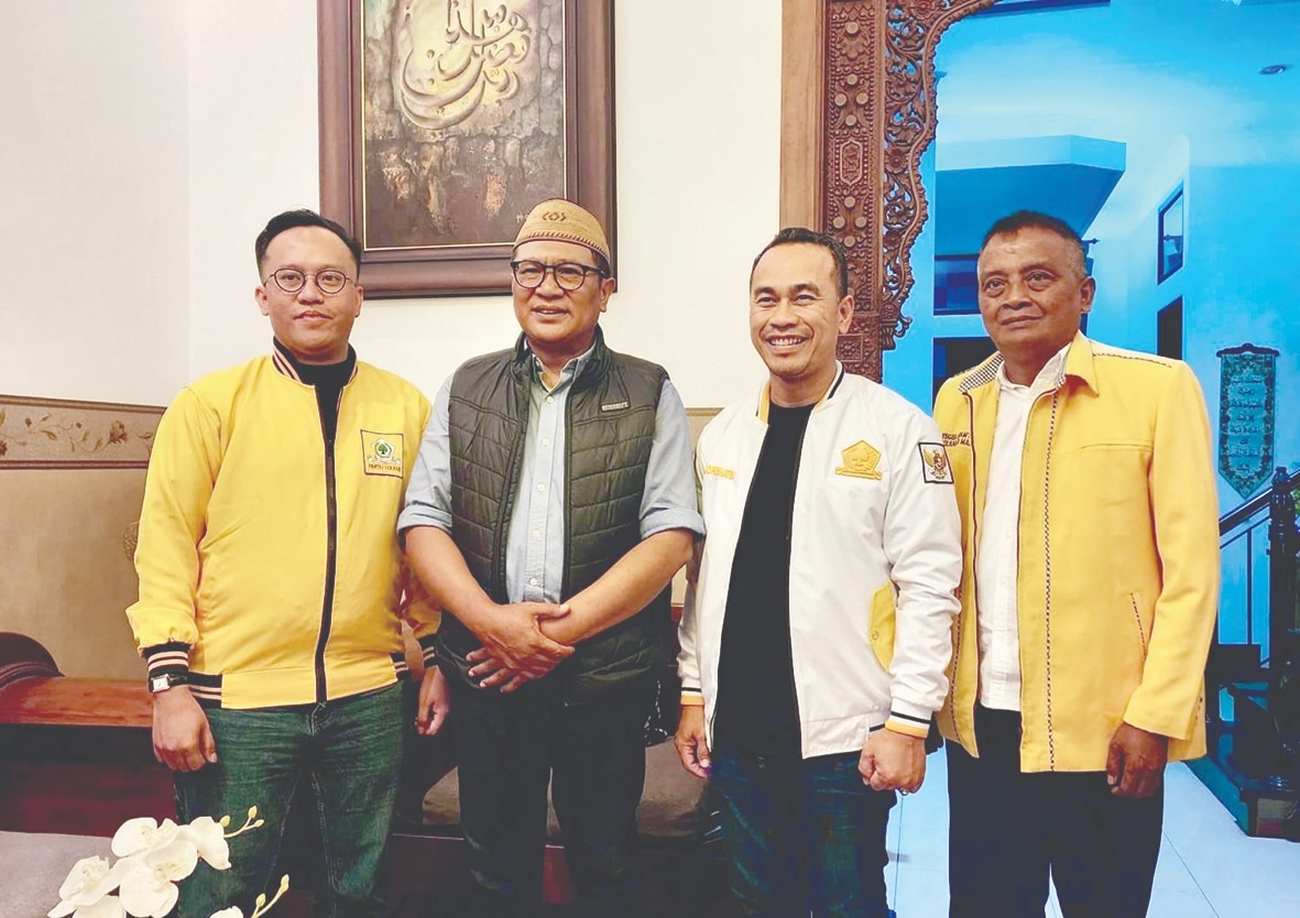 KONSOLIDASI: Ketua DPD Golkar Kota Malang Djoko Prihatin (dua dari kanan) silaturahmi ke rumah Sofyan Edi Jarwoko (dua dari kiri).