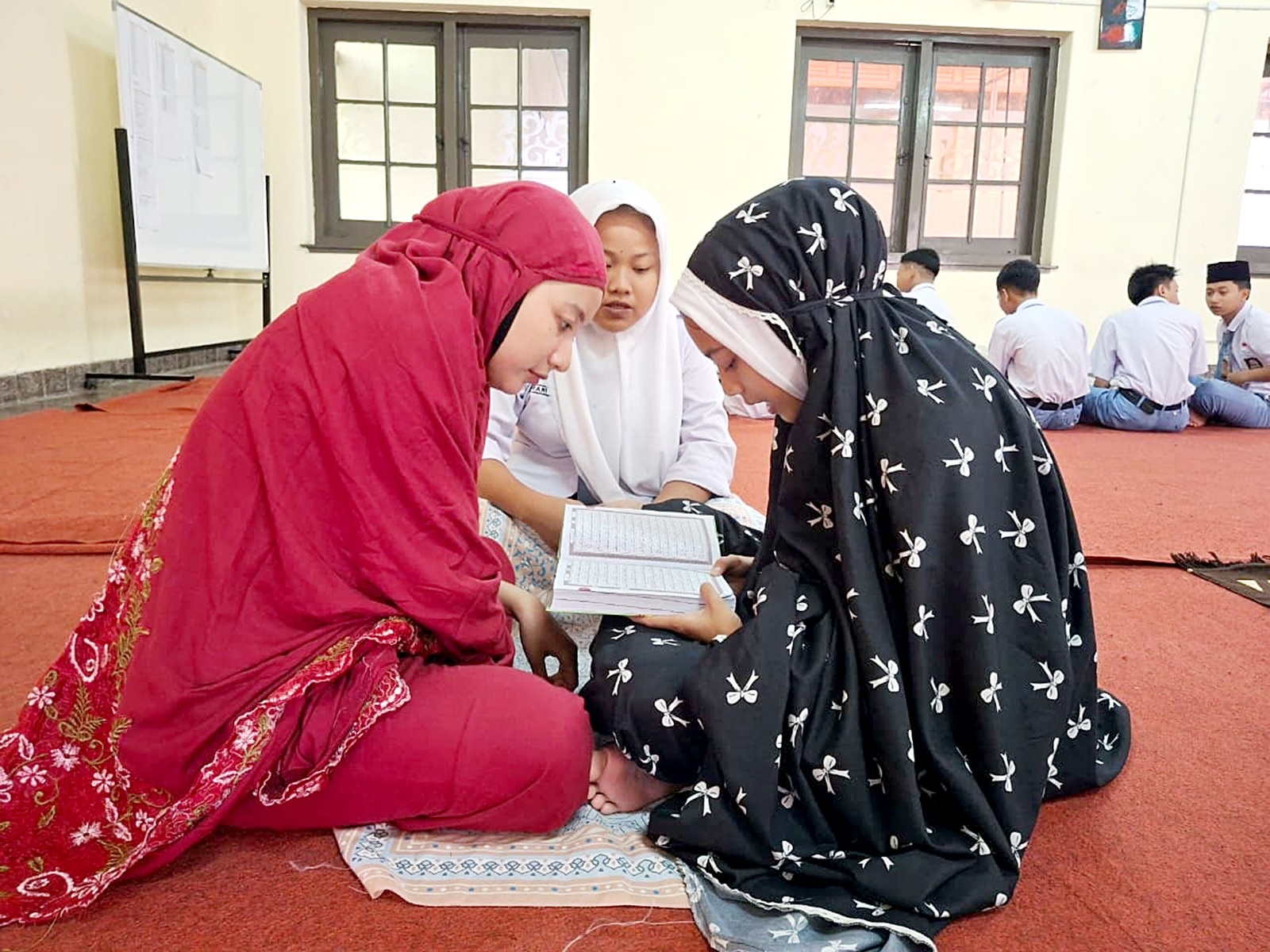 NGAJI BARENG: Siswa SRMA 22 Kota Malang melakukan tadarus Alquran di aula sekolah kemarin siang.