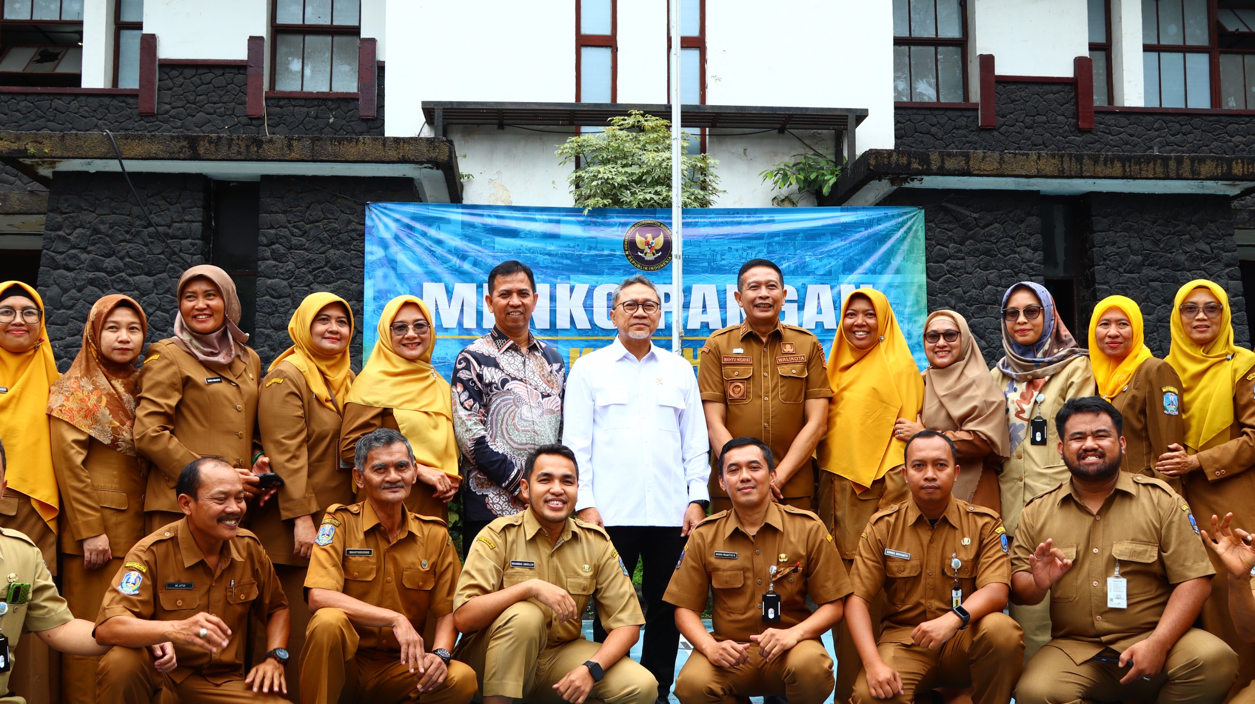 TERBAIK: Menteri Koordinator Bidang Pangan Dr (HC) Zulkifli Hasan SE MM (tengah) didampingi Wali Kota Malang Wahyu Hidayat berkunjung ke SMAN 3 Kota Malang, Selasa (24/2).