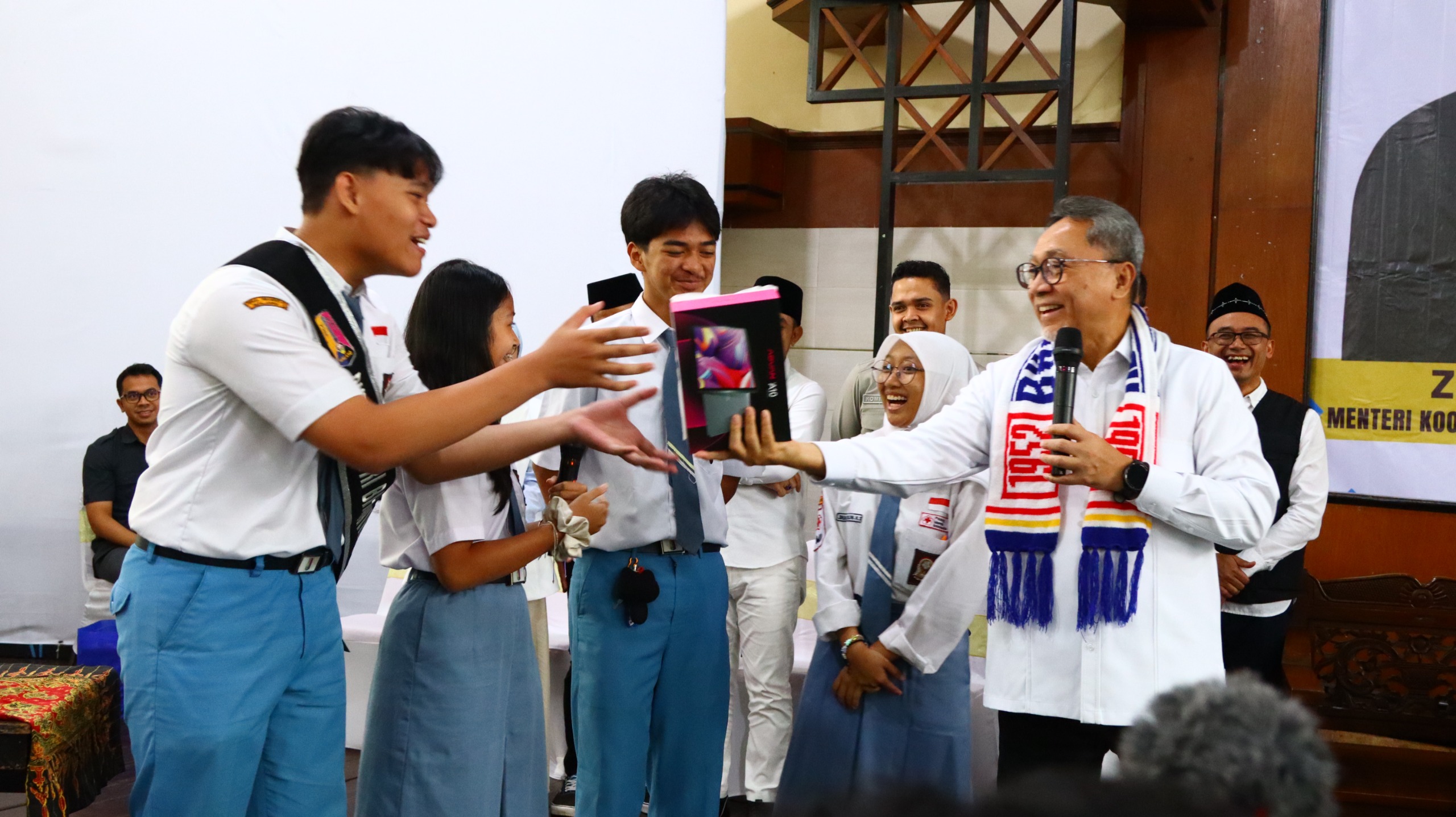 APRESIASI: Pemberian hadiah tablet kepada 4 siswa Bhawikarsu saat kunjungan Menko Pangan Zulkifli Hasan.